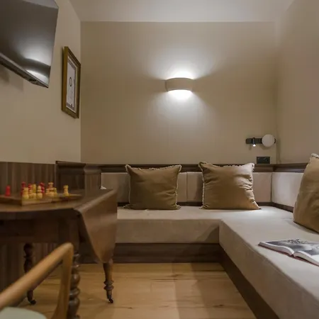 Academie Hotel 4*