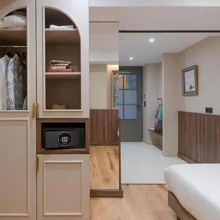 Hotel Academie 4*