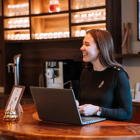 Academie 4* ليون