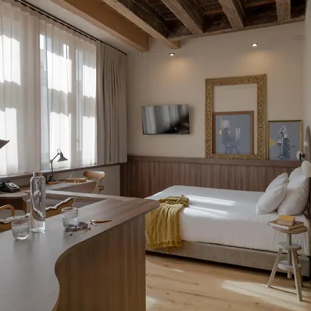 Academie Hotel 4*